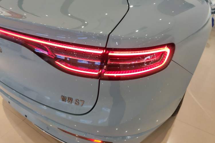 Used Hima Luxeed S7 2025 705 km Max
