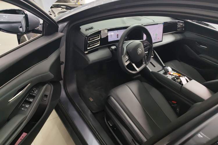 Used BYD Qin L 2025 DM-i Smart Drive 120KM Leading Model
