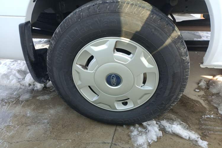 Used JMC Fushun 2025 2.0T 6MT Diesel Mid-Roof High-Arch Commercial Multi-Purpose 7-Seater Passenger Vehicle