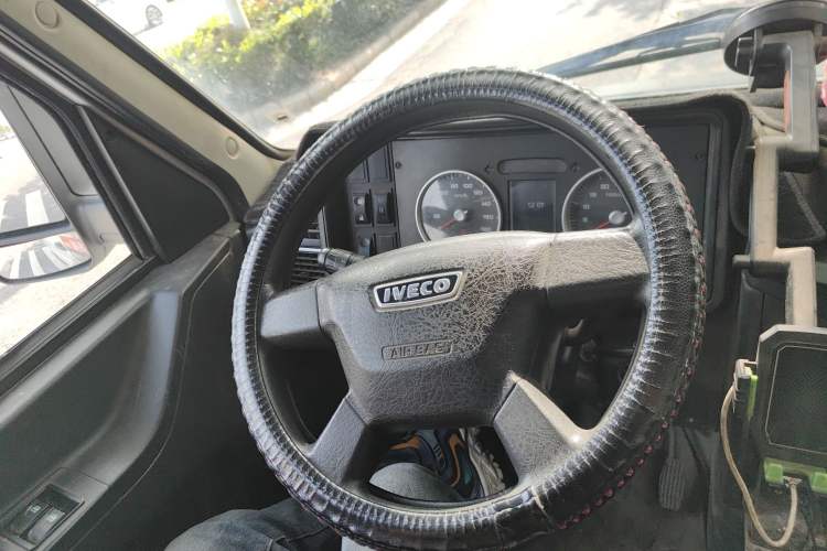 Used Iveco Daily 2021 2.5T A40 M1 Passenger Van 5-9 Seats Long Wheelbase Mid-Roof Design Dual Tires Manual Doors
