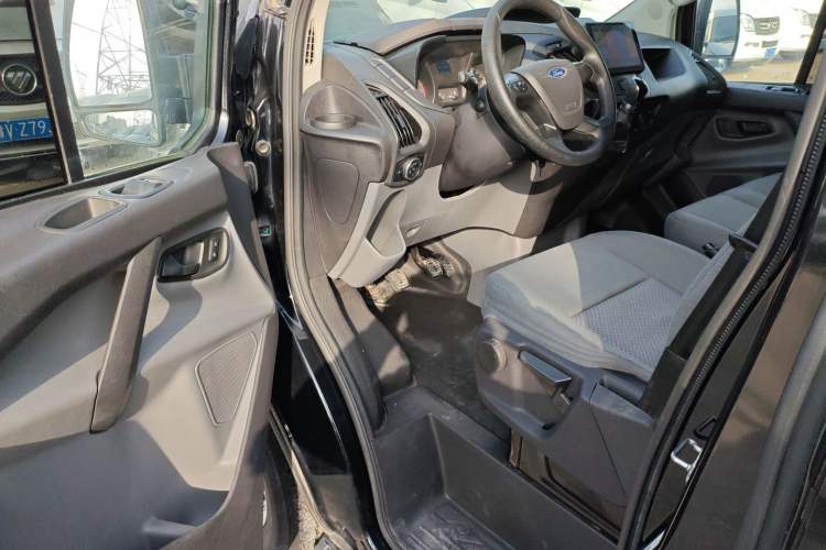 Used Ford Transit 2019 2.0T Diesel Multi-Purpose Commercial Vehicle Mid-Drive Mid-Roof 6-Seater China VI Standard
