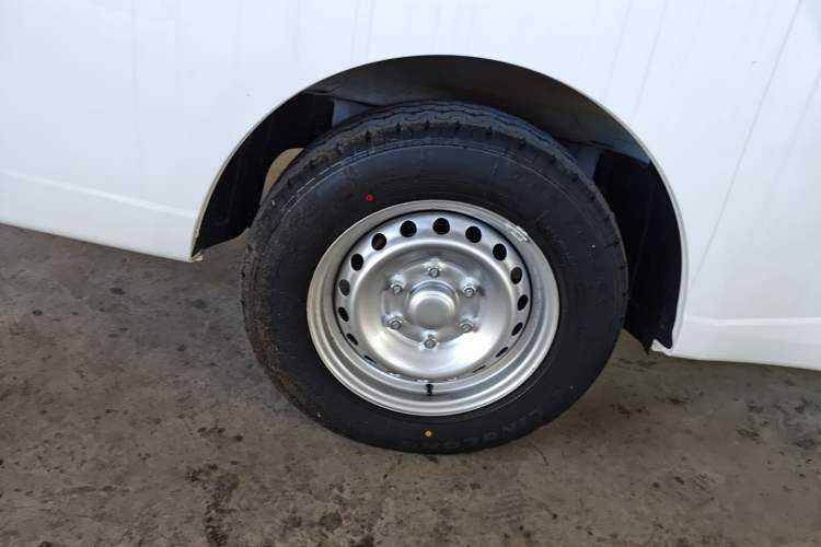 Used Wuling Yangguang 2024 300KM Comfort Version Passenger Van 75kW
