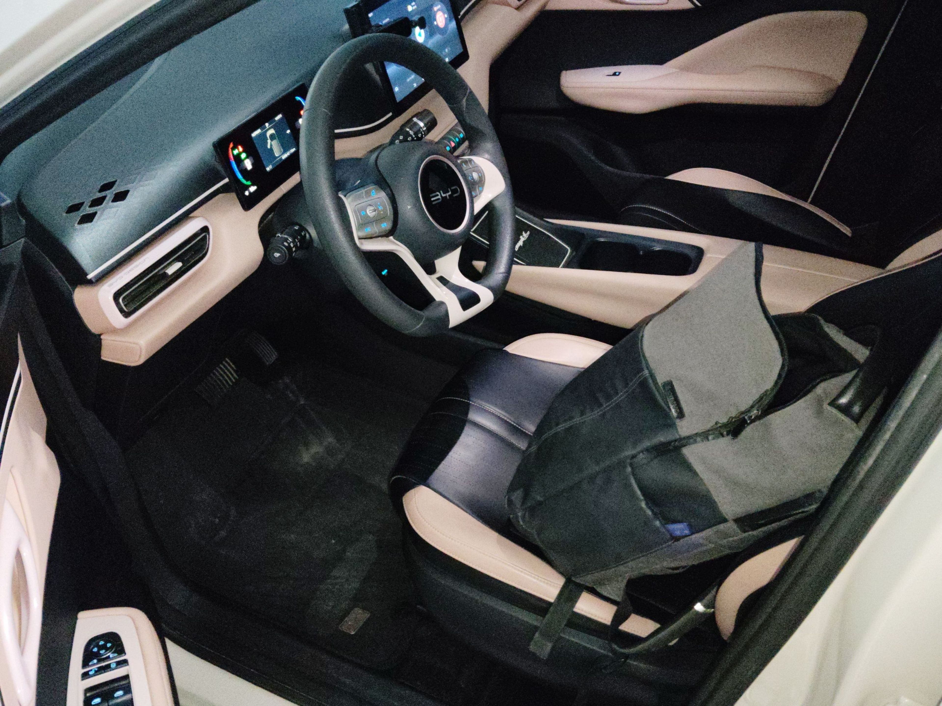 المقاعد الأمامية داخل السيارة