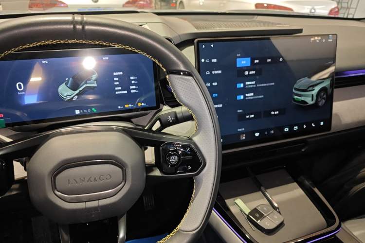 Used Lynk & Co 08 EM-P 2025 220 km All-Wheel-Drive Performance Halo
