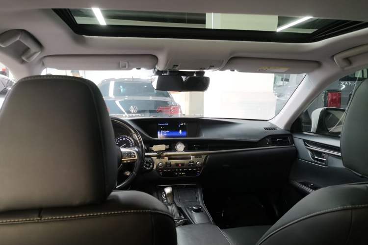 Used Lexus ES 2015 300h Comfort Edition
