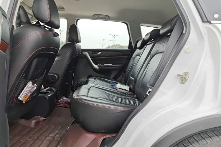 Used Haval H6 2015 Upgraded Model 1.5T Manual Two-Wheel Drive Prestige Version
