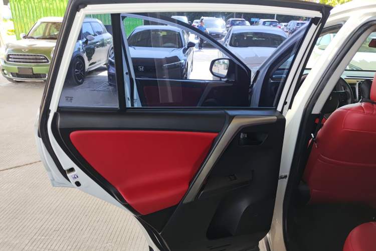 Used Toyota RAV4 2016 2.0L CVT Two-Wheel Drive Fashion Edition China V Standard
