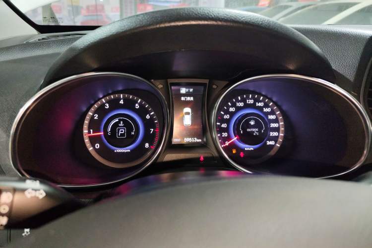 Used Hyundai Santa Fe 2015 2.4L Automatic Two-Wheel Drive Smart Version 5 Seats
