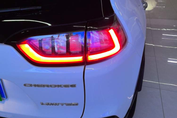 Used  Cherokee 2019 2.0T Two-Wheel Drive Smart Enjoyment Version China V
