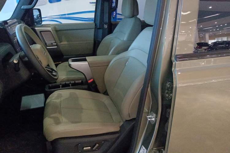 Used  V23 2025 401 Two-Wheel Drive Advanced Edition
