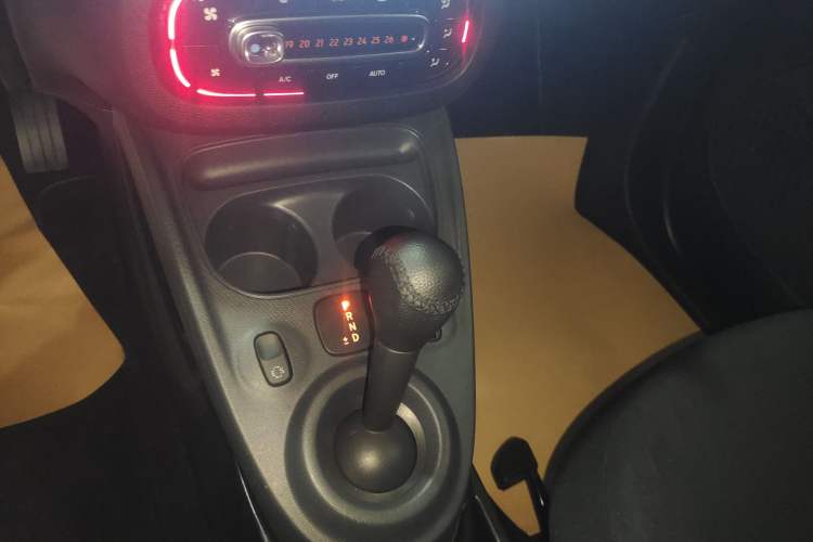 Used  fortwo 2015 1.0L 52 kW hardtop Dynamic version
