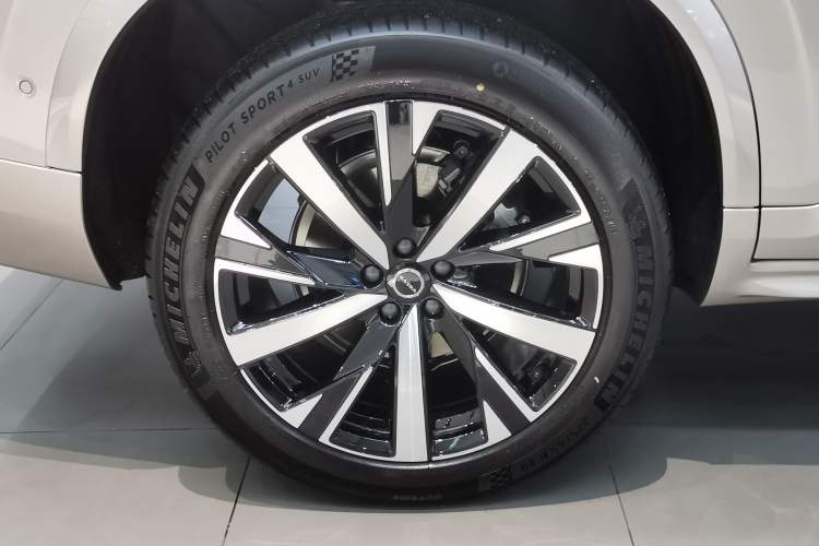 Used Volvo XC90 2025 Facelifted B6 Zhiyuan Luxury Version with 6 Seats
