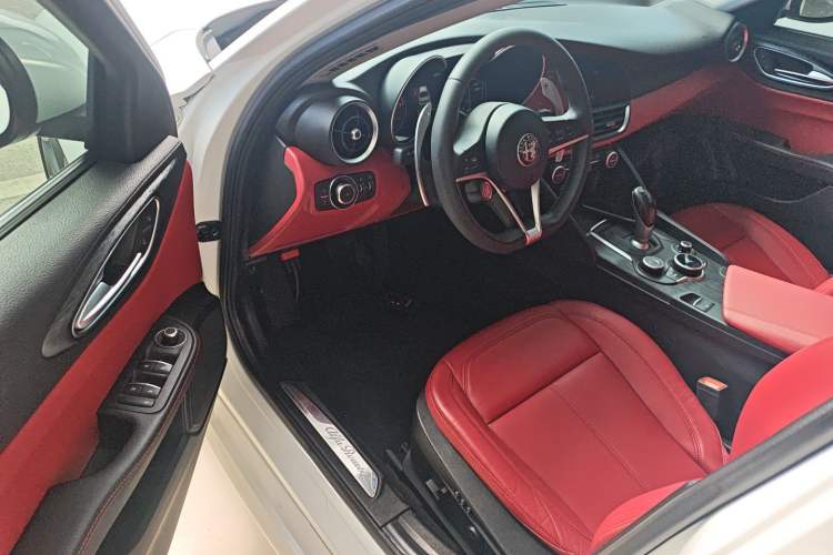 Used Alfa Romeo Giulia 2019 2.0T 280HP Luxury Edition
