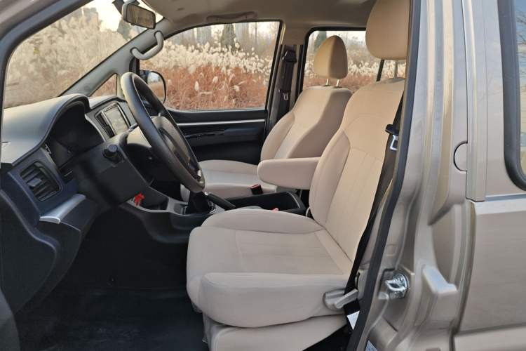 Used FORTHING Lingzhi 2023 M5L 1.6L Base Model 7 Seats
