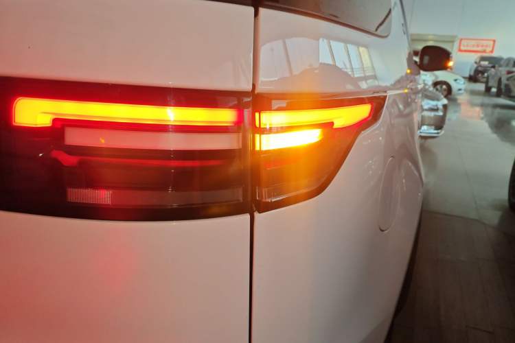 Used Land Rover Discovery 2018 5th Generation 2.0T SE
