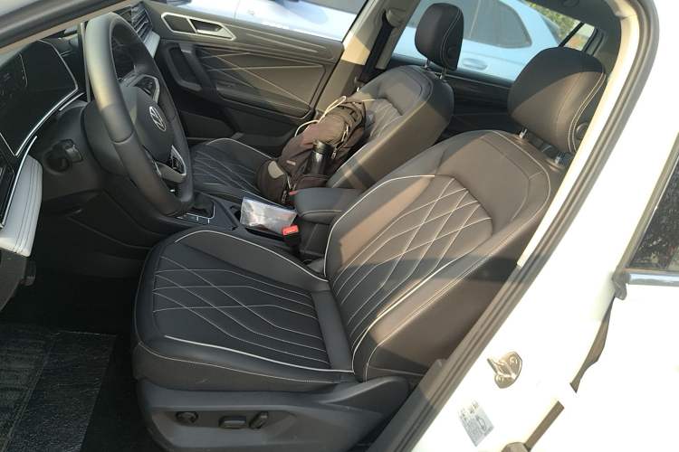 Used Volkswagen Tiguan L 2024 Outstanding Model 330TSI Automatic Two-Wheel Drive R-Line Dragon Glory Edition
