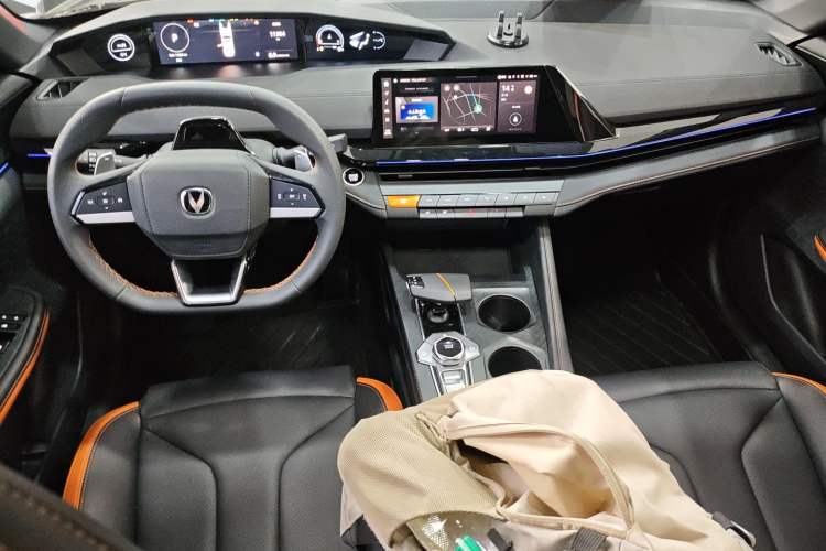 Used Changan UNI-V 2024 1.5T High-Energy Version
