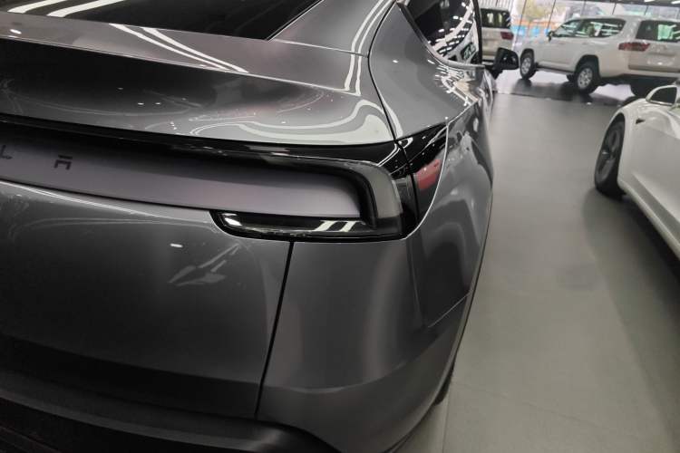 Used Tesla Model Y 2025 Rear-Wheel-Drive Version
