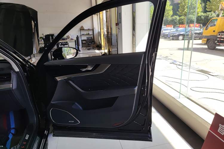 Used Hongqi HS5 2022 Facelifted Version 2.0T Smart Connect Flagship All-Wheel-Drive Edition
