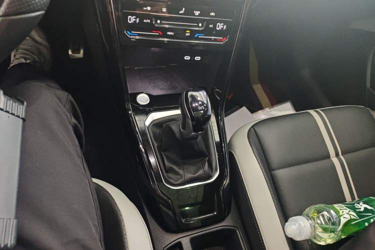 Used Volkswagen T-ROC 2023 300TSI DSG Two-Wheel-Drive Chen Guang Edition