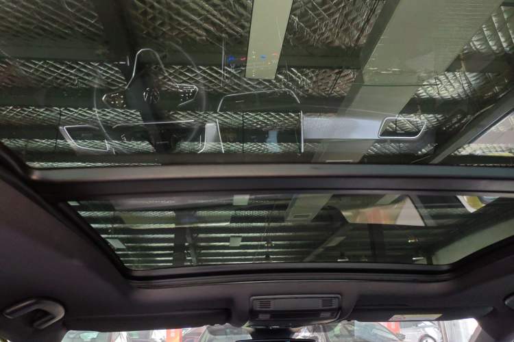 Used Volkswagen T-ROC 2023 300TSI DSG Two-Wheel Drive Starlight Edition
