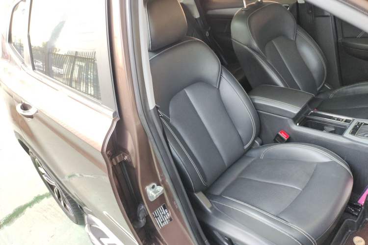 Used Roewe RX5 2016 20T Two-Wheel Drive Automatic Internet Smart Edition
