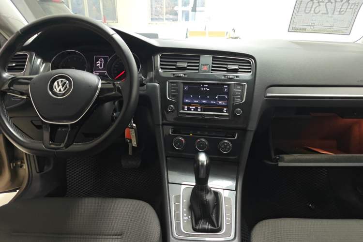 Used Volkswagen Golf 2017 1.6L Automatic Comfort Million-Vehicle Anniversary Edition
