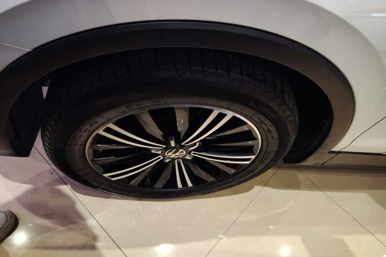 Used Volkswagen Tiguan L 2021 330TSI Automatic Two-Wheel Drive Smart Edition
