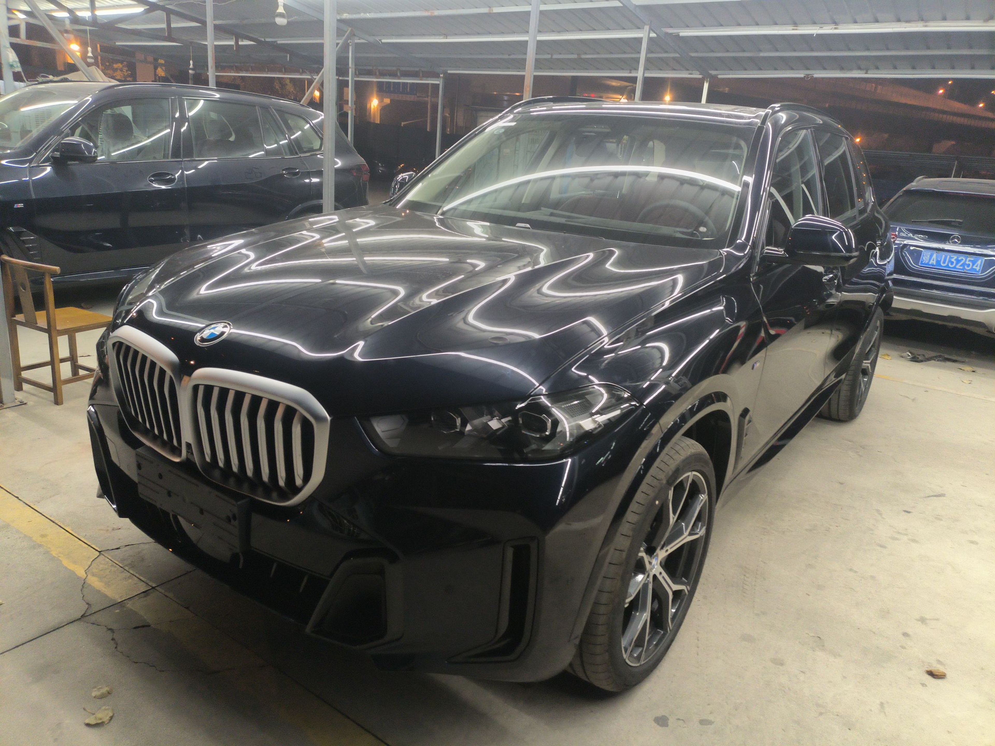 Под передней частью автомобиля