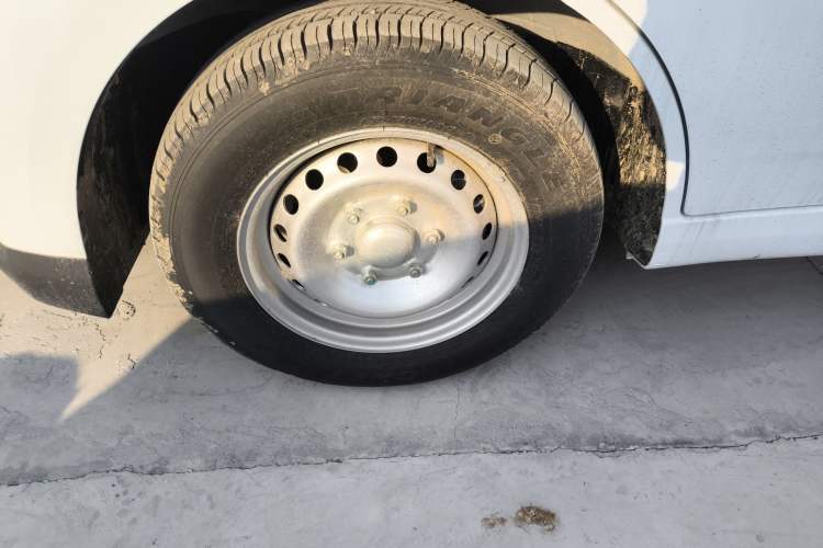 Used Wuling Yangguang 2024 300KM Comfort Version Passenger Van 75kW
