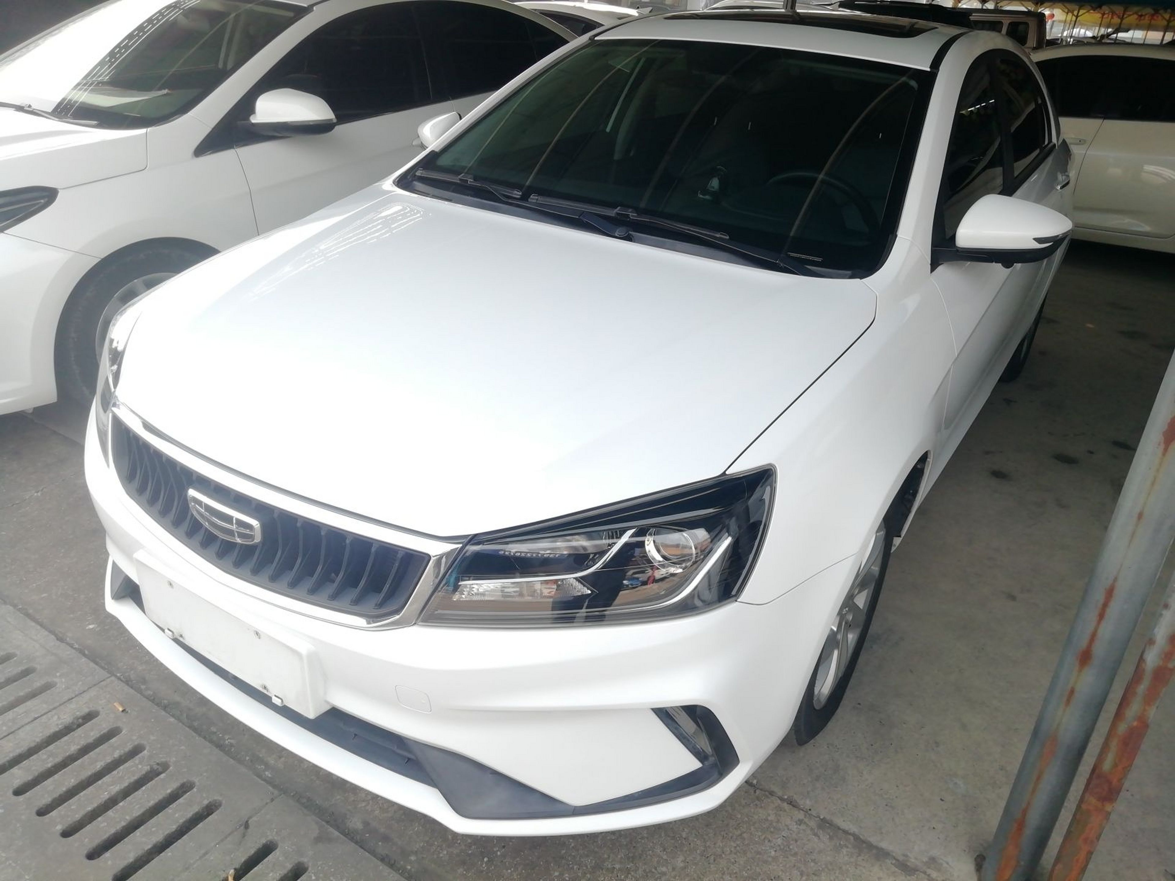 Под передней частью автомобиля