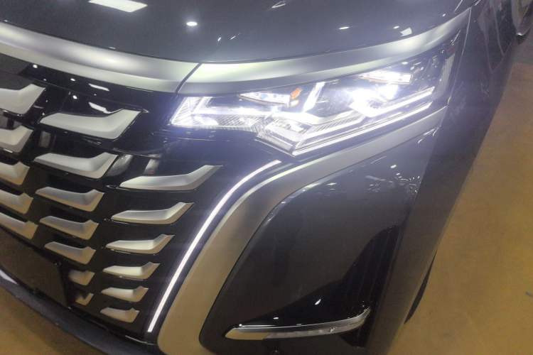 Used Denza D9 2025 DM-i Intelligent Drive 1020 Four-Wheel Drive Prestige Model
