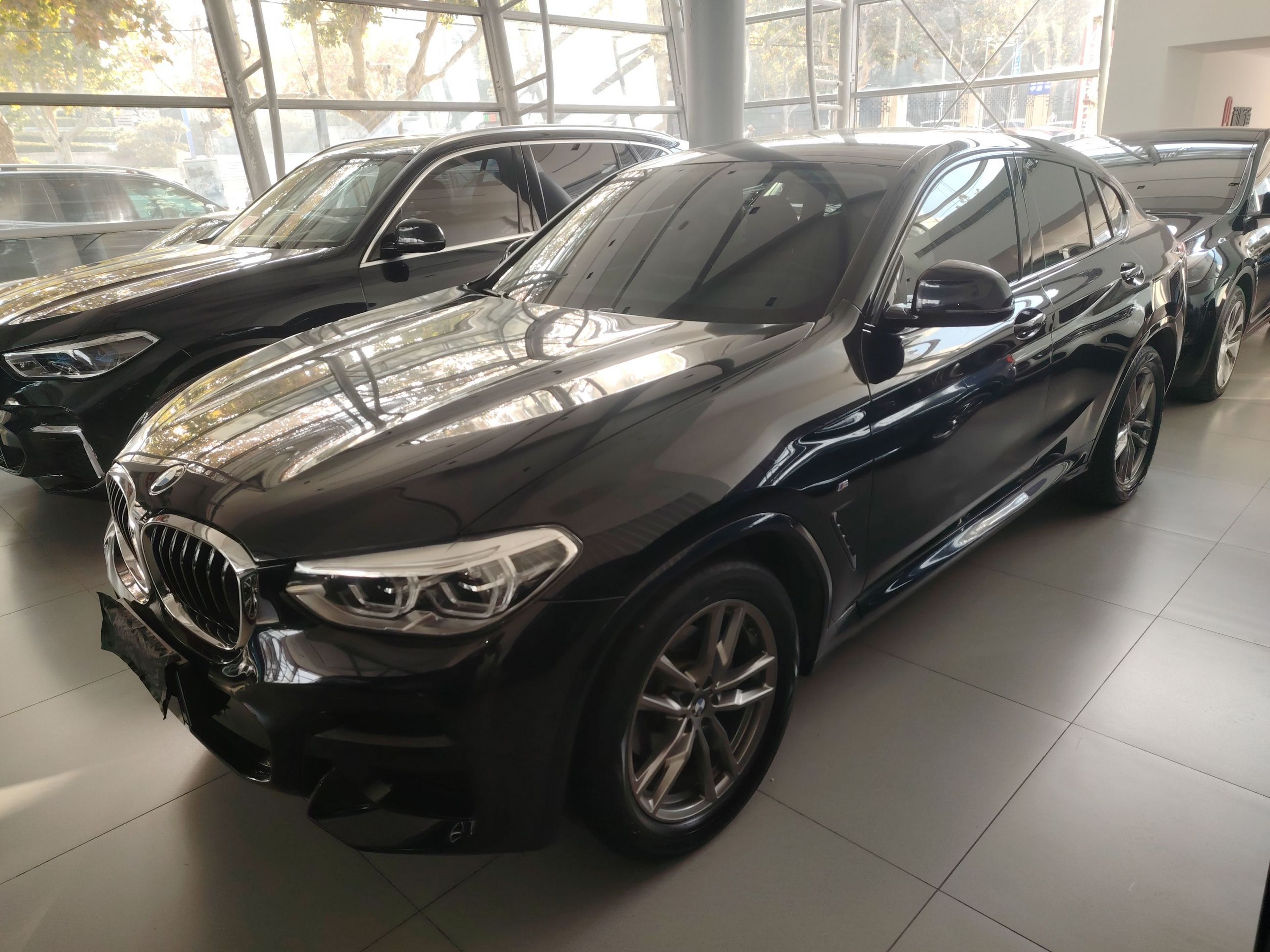 Под передней частью автомобиля