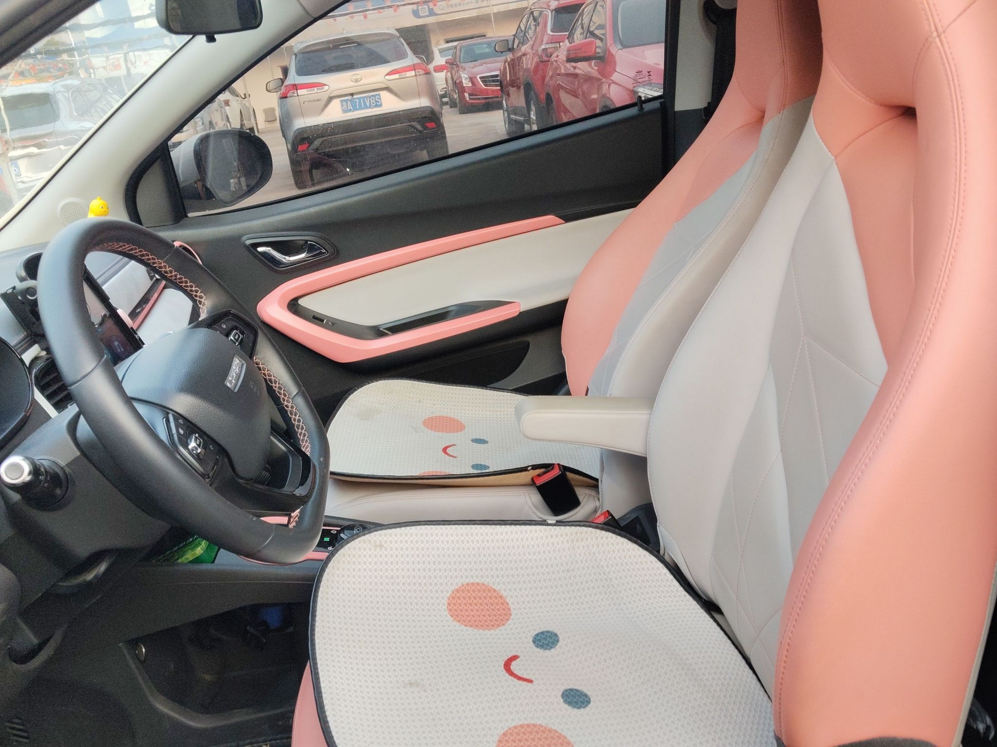 المقاعد الأمامية داخل السيارة