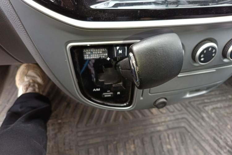 Used SAIC MAXUS Xintu V80 2023 2.0T AMT Classic Aoyuntong Short Wheelbase Mid-Roof 5/6-Seater