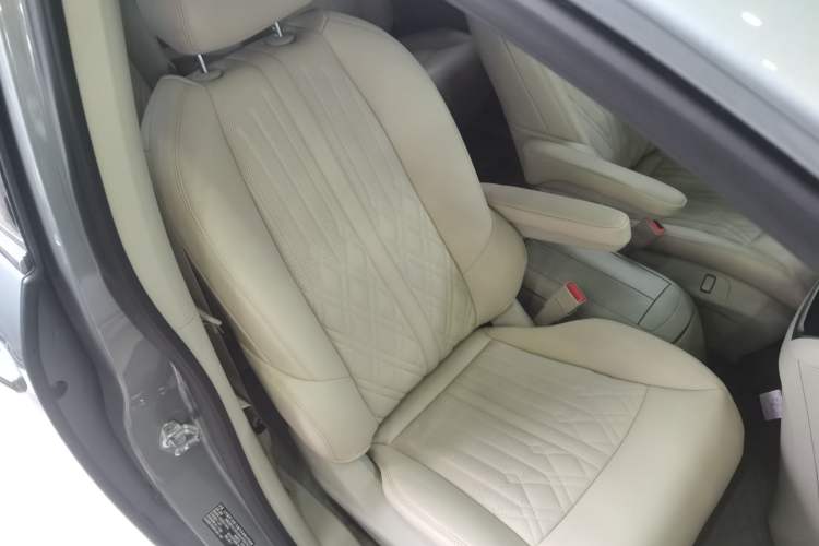 Used Buick GL8 2023 Land Executive Class Comfort Model