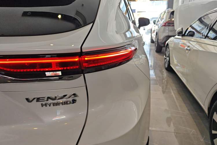 Used Toyota Venza 2023 2.5L Smart Electric Hybrid Dual-Drive Prestige Version