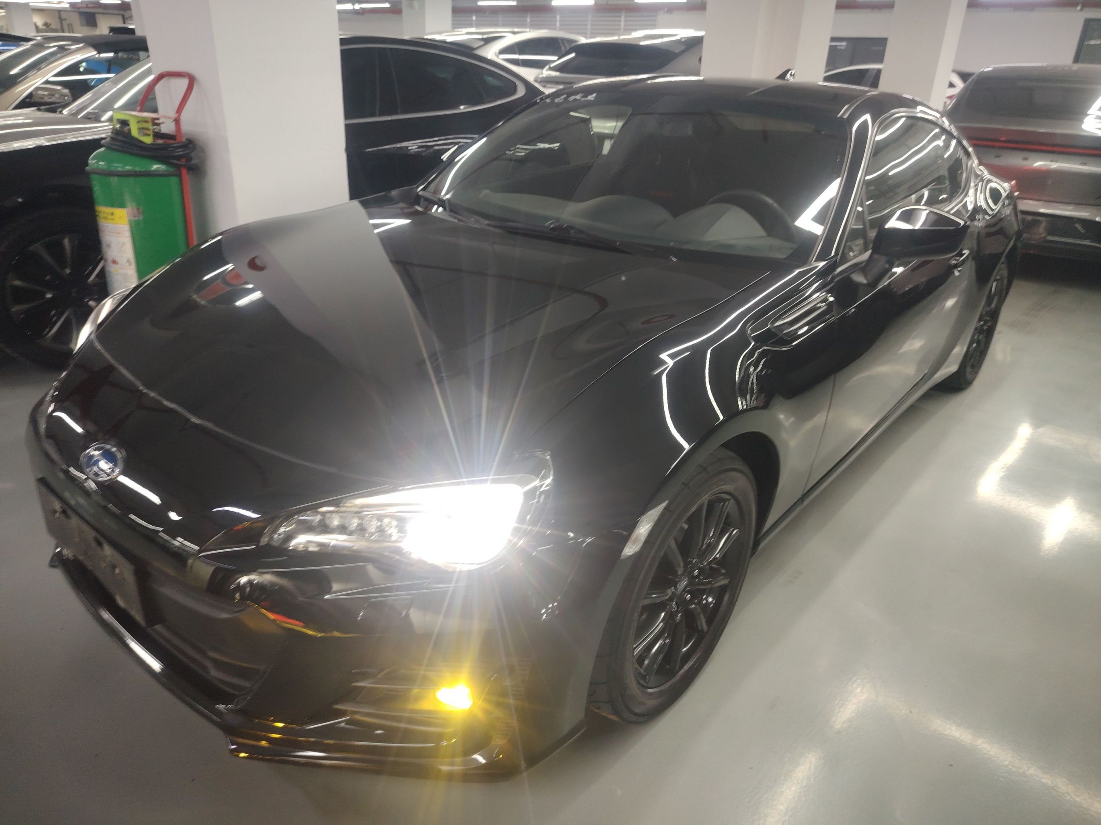 Под передней частью автомобиля