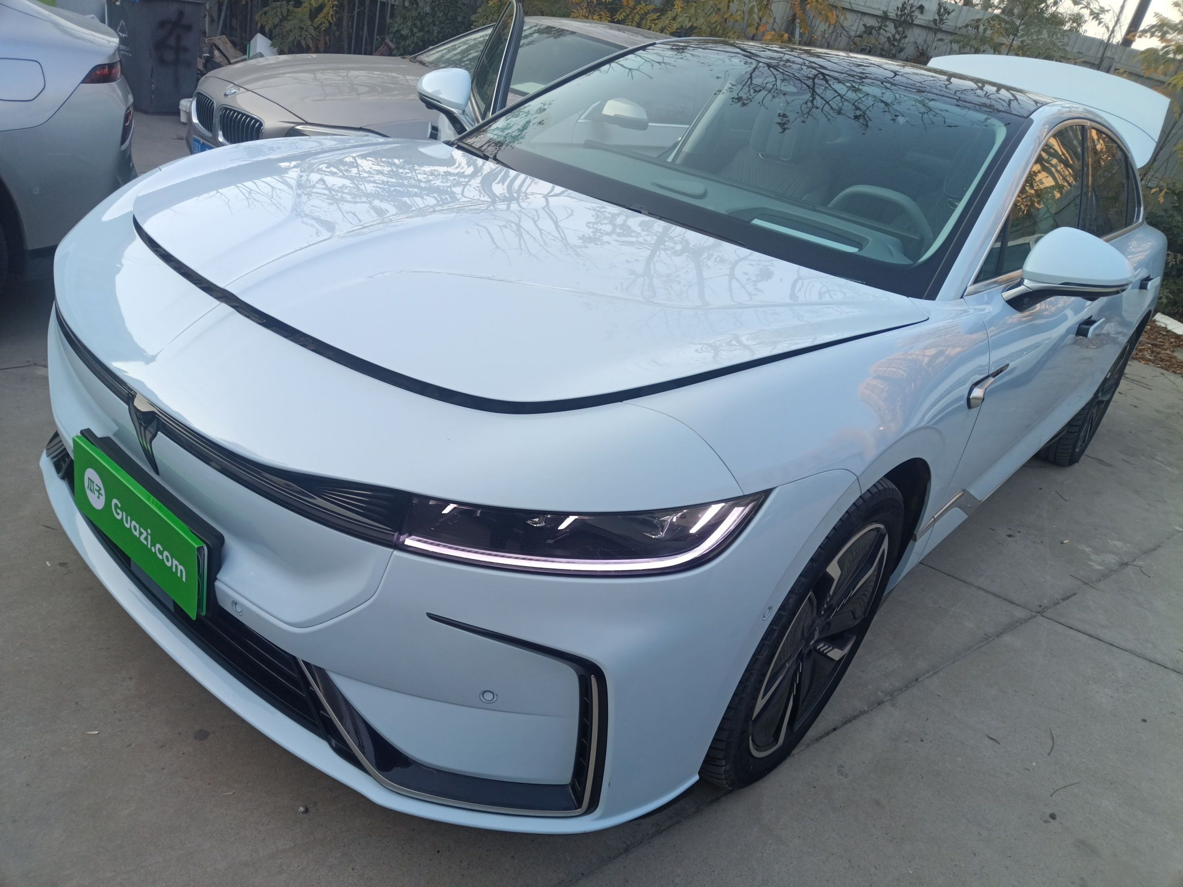 Под передней частью автомобиля