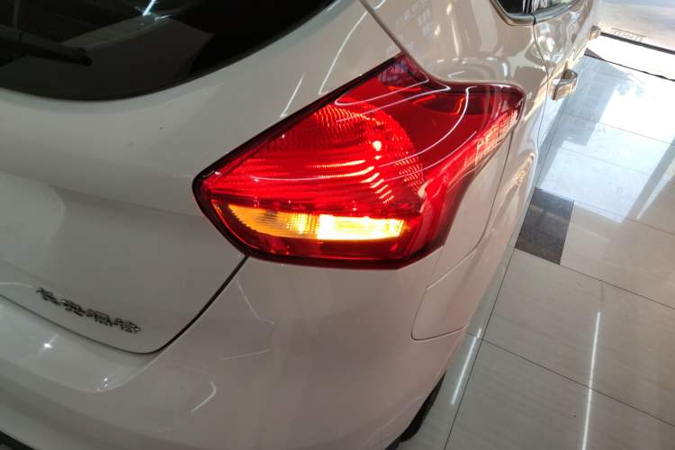 Used Ford Focus 2018 Hatchback Classic 1.6L Automatic Trendy SmartDrive Edition
