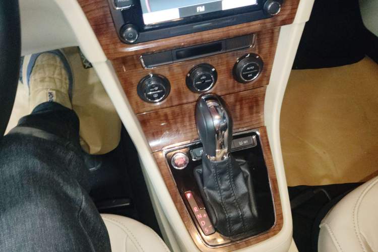 Used Volkswagen Lavida 2013 Revised Version 1.6L Automatic Luxury Edition