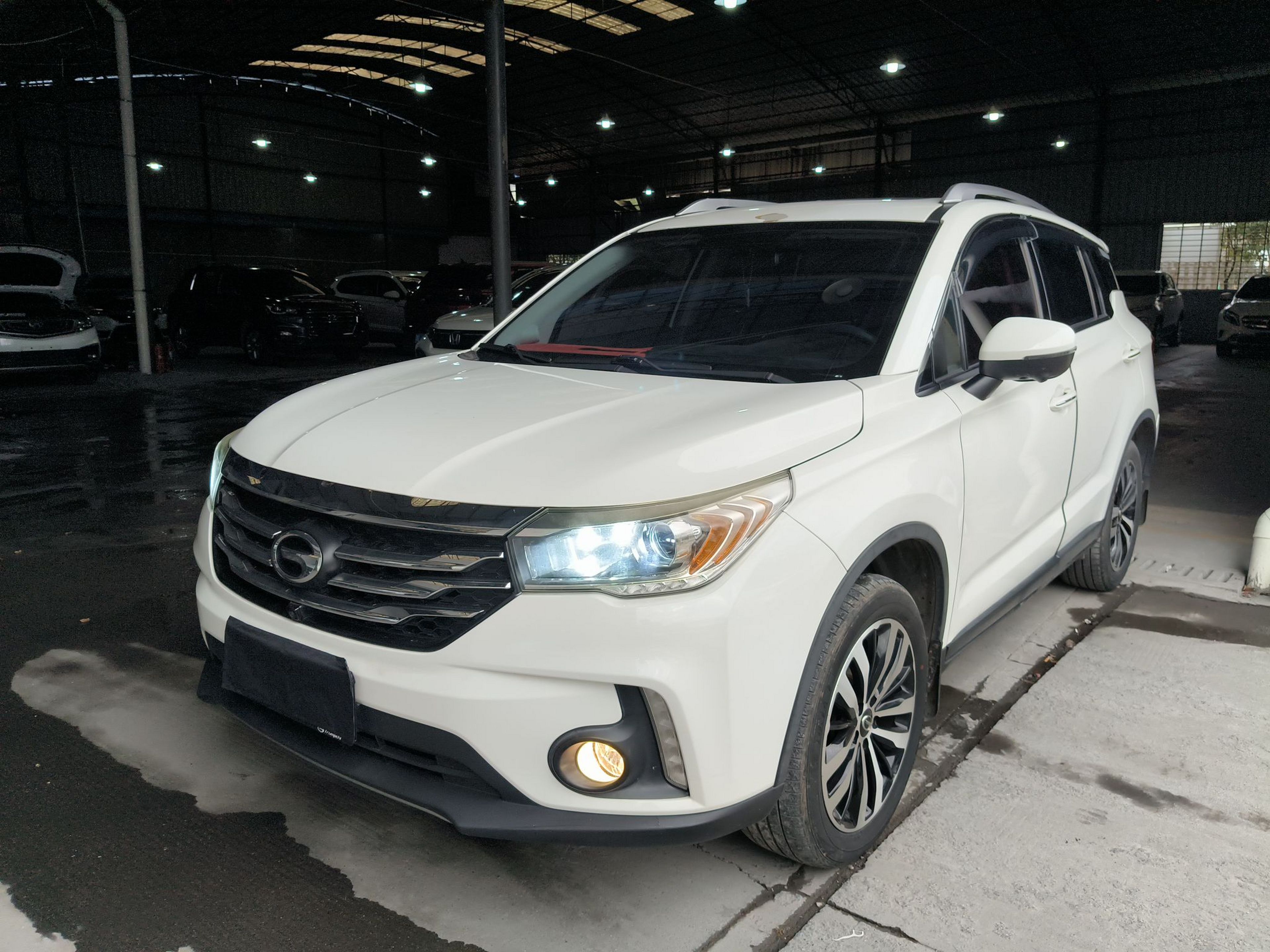 تحت مقدمة السيارة