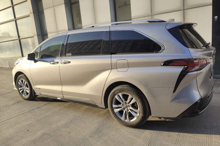Used Toyota Sienna 2021 2.5L Hybrid Platinum Edition