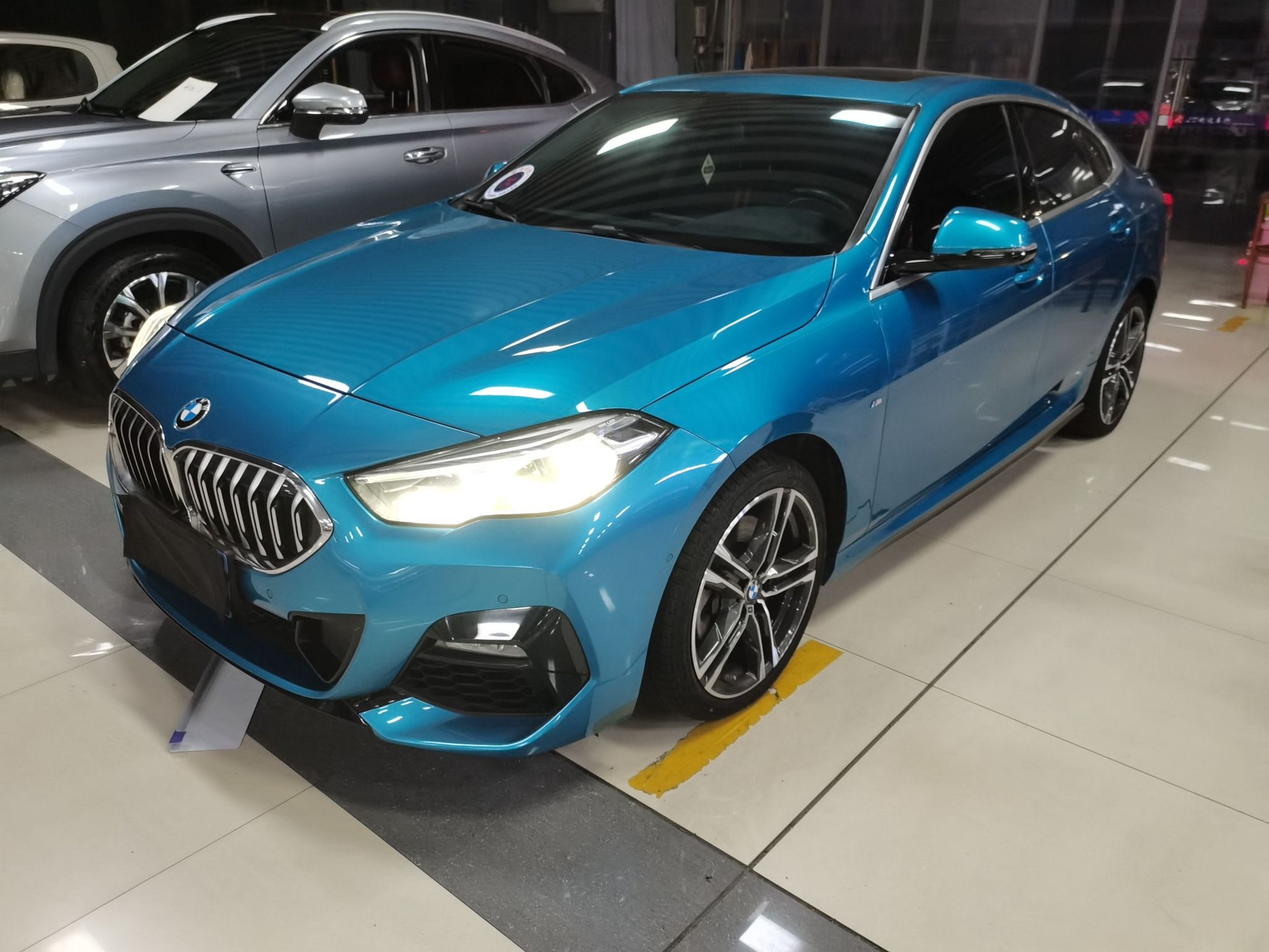 Под передней частью автомобиля