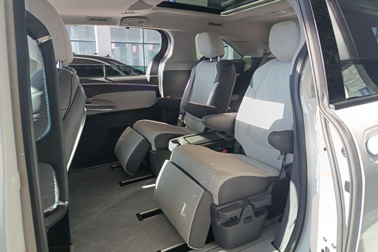 Used Toyota Granvia 2023 2.5L Hybrid Prestige PLUS Edition
