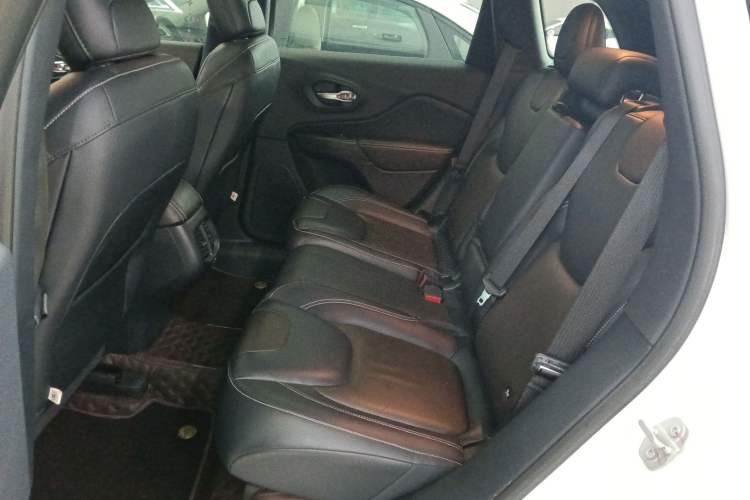 Used  Cherokee 2020 2.0L Two-Wheel Drive Classic Sports Edition
