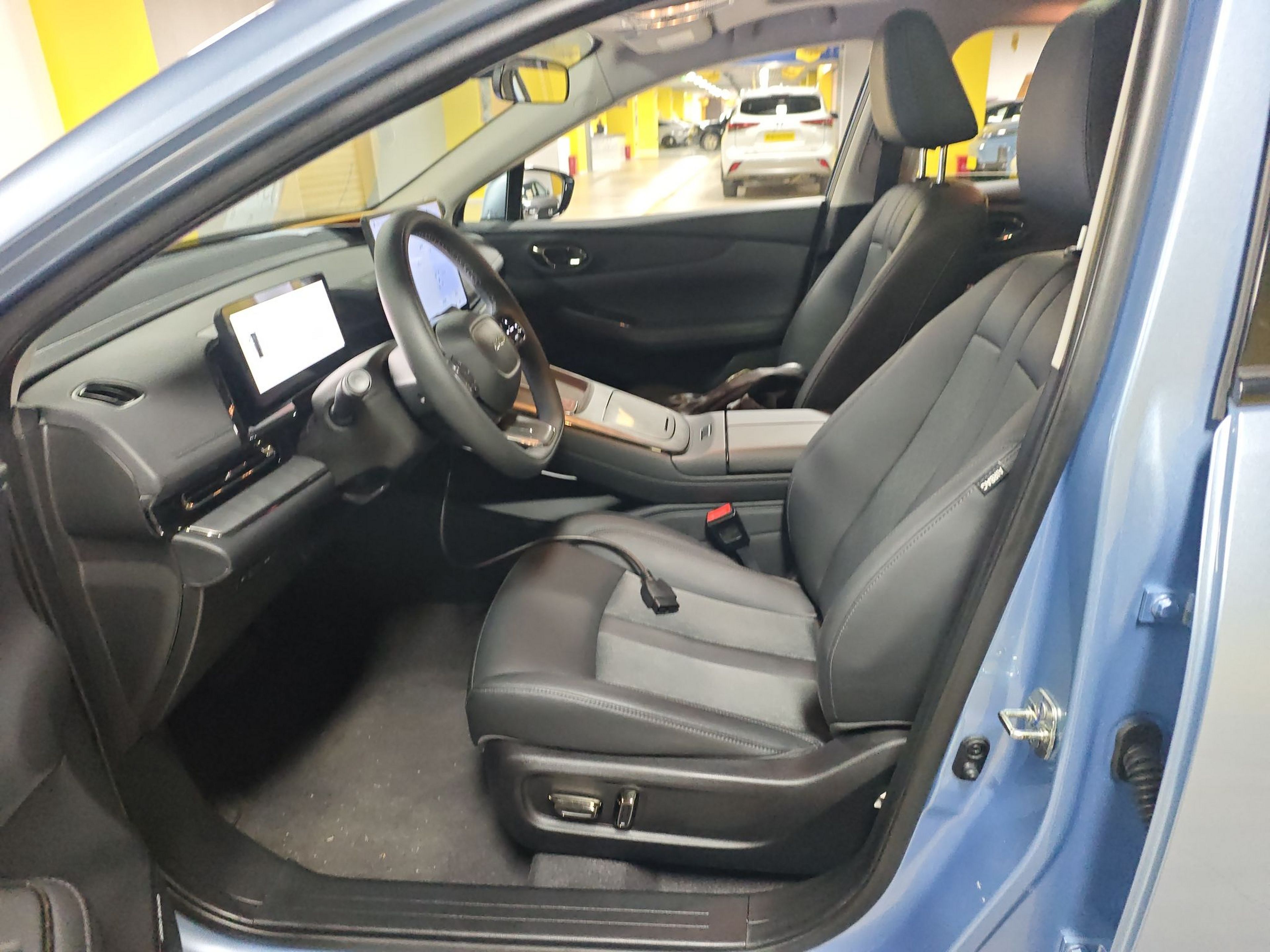 المقاعد الأمامية داخل السيارة