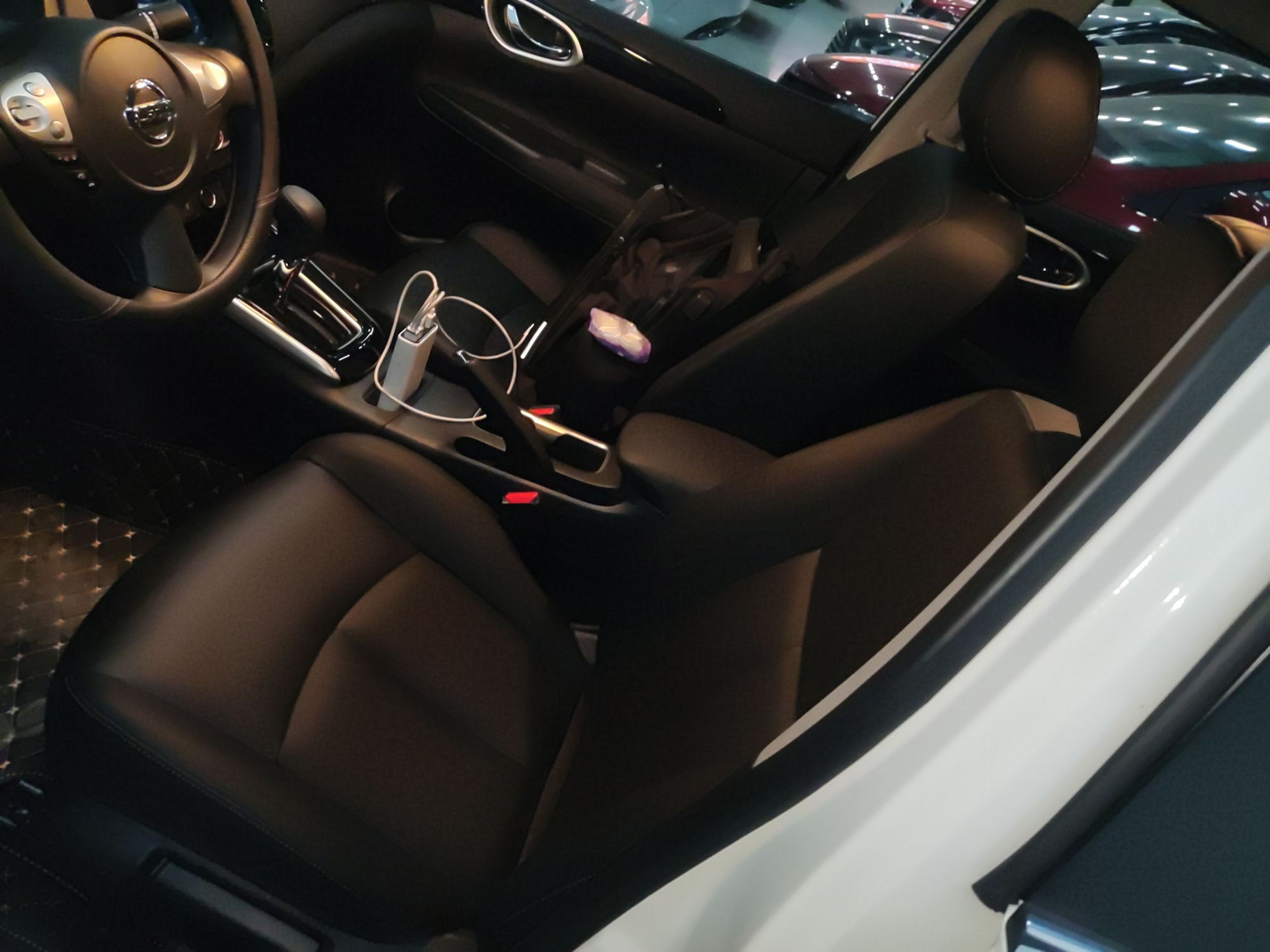 المقاعد الأمامية داخل السيارة