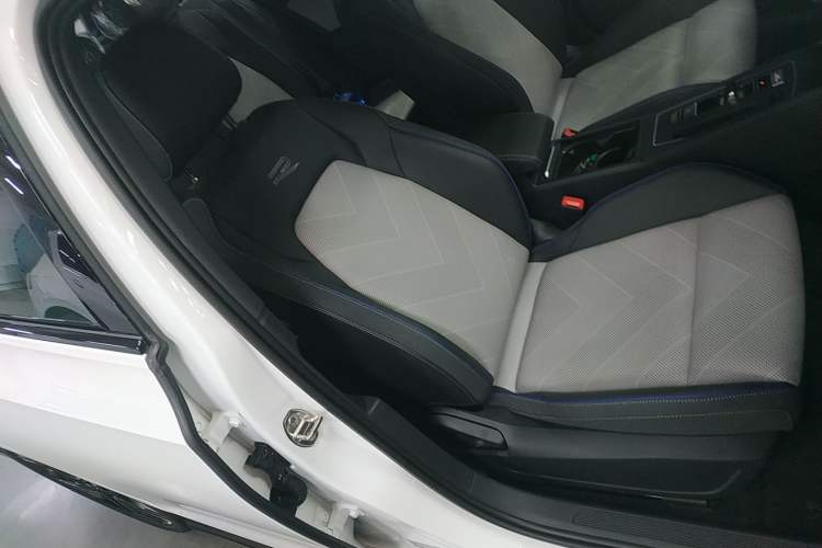 Used Volkswagen Golf 2025 300TSI R-Line
