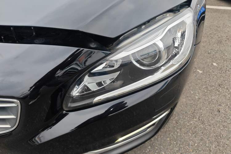 Used Volvo S60 2015 S60L 2.0T Zhiyuan Edition
